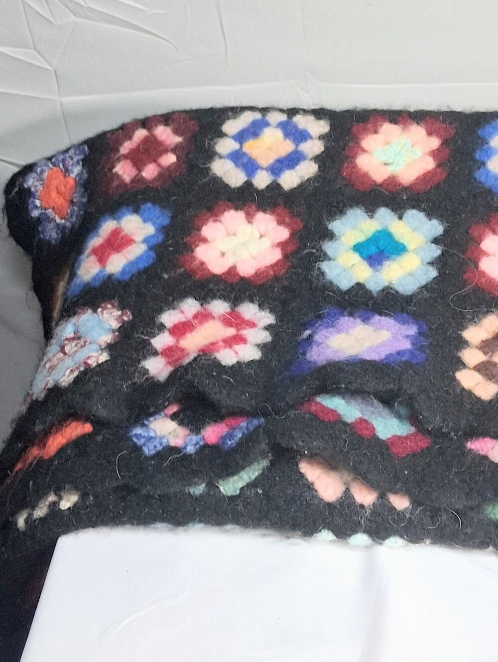 "Roseanne" Granny Square Heavy Wool 48x40 Handmade Vintage Scalloped Blanket - Picture 10 of 12